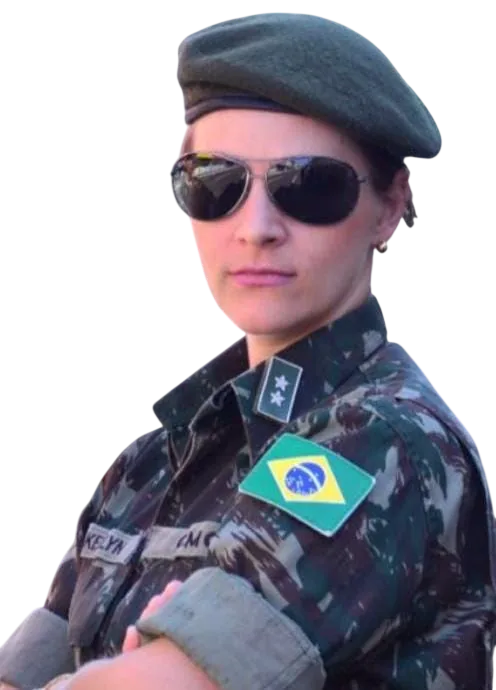 Militar do Exército de boina e óculos escuros, com uniforme camuflado e a bandeira do Brasil no braço